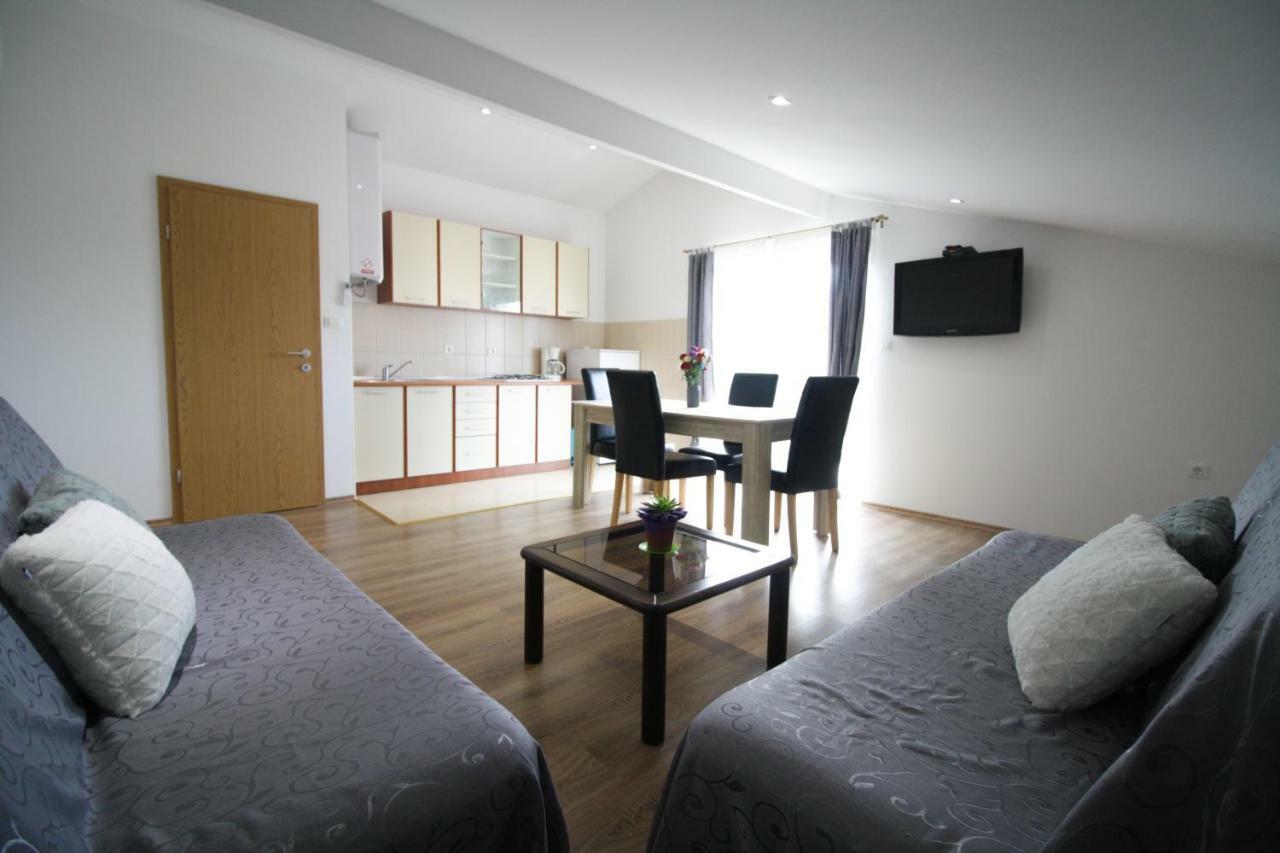 Sebi Apartment 300 M From Beach 罗维尼 外观 照片