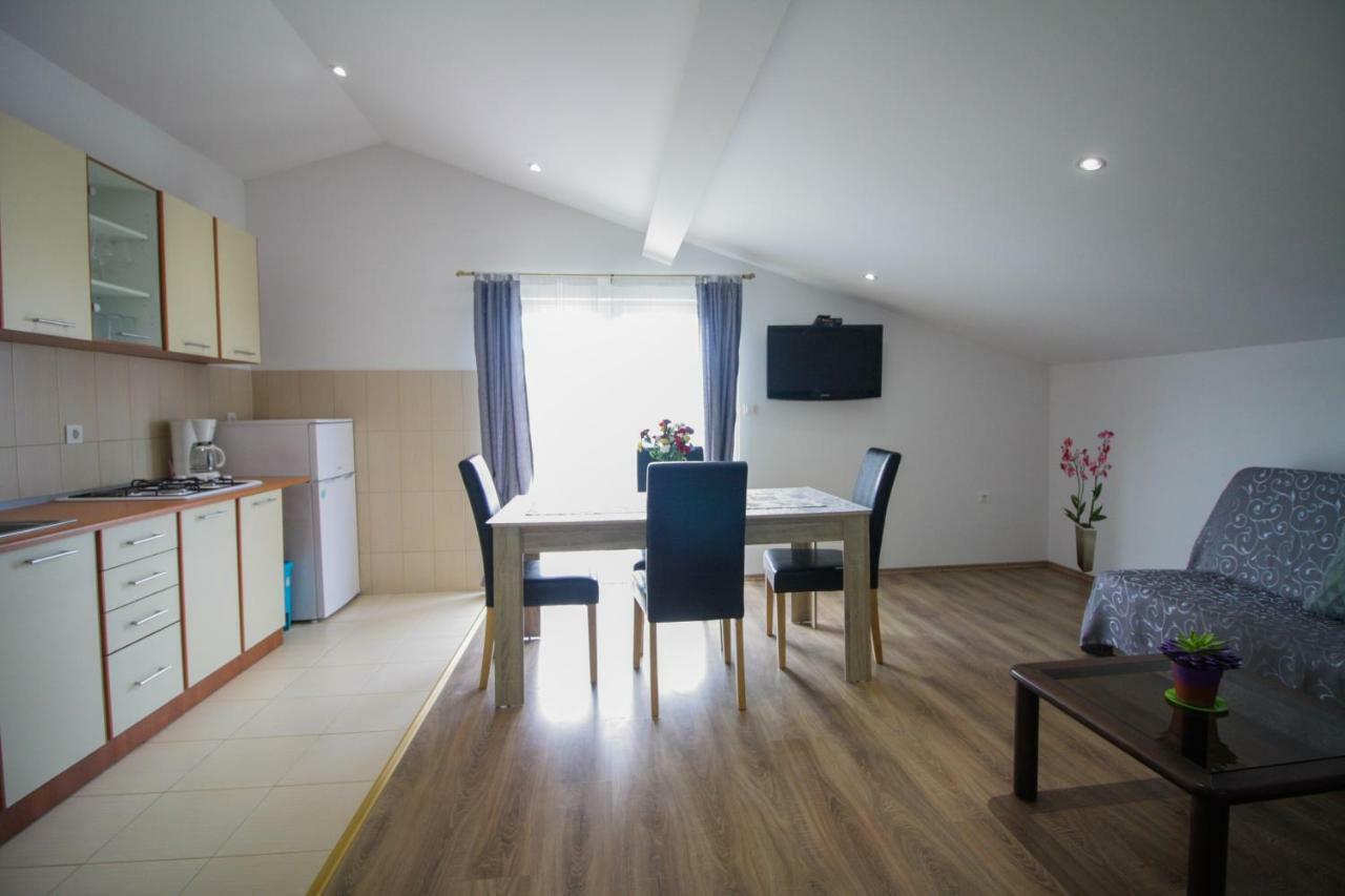 Sebi Apartment 300 M From Beach 罗维尼 外观 照片