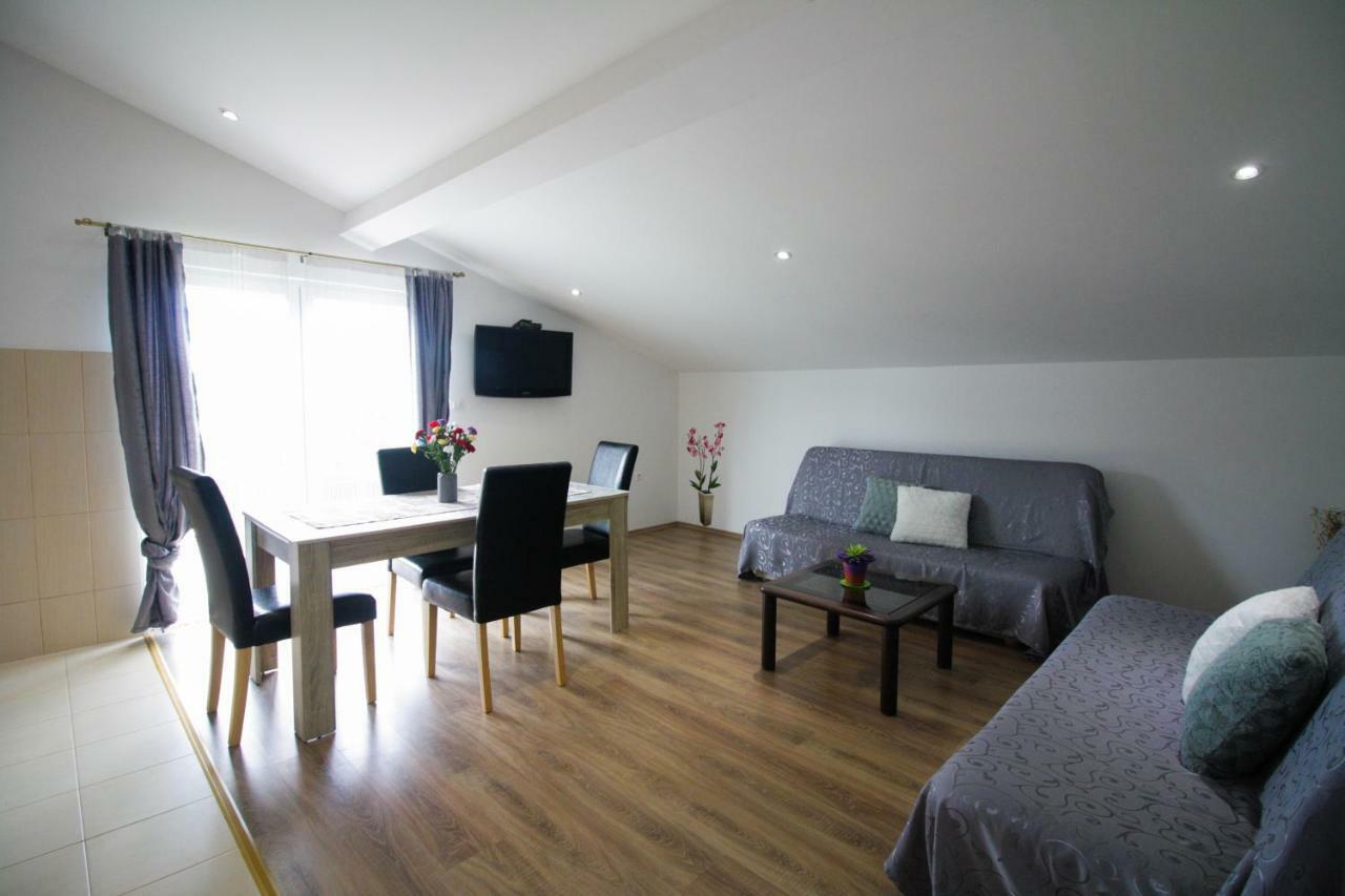 Sebi Apartment 300 M From Beach 罗维尼 外观 照片